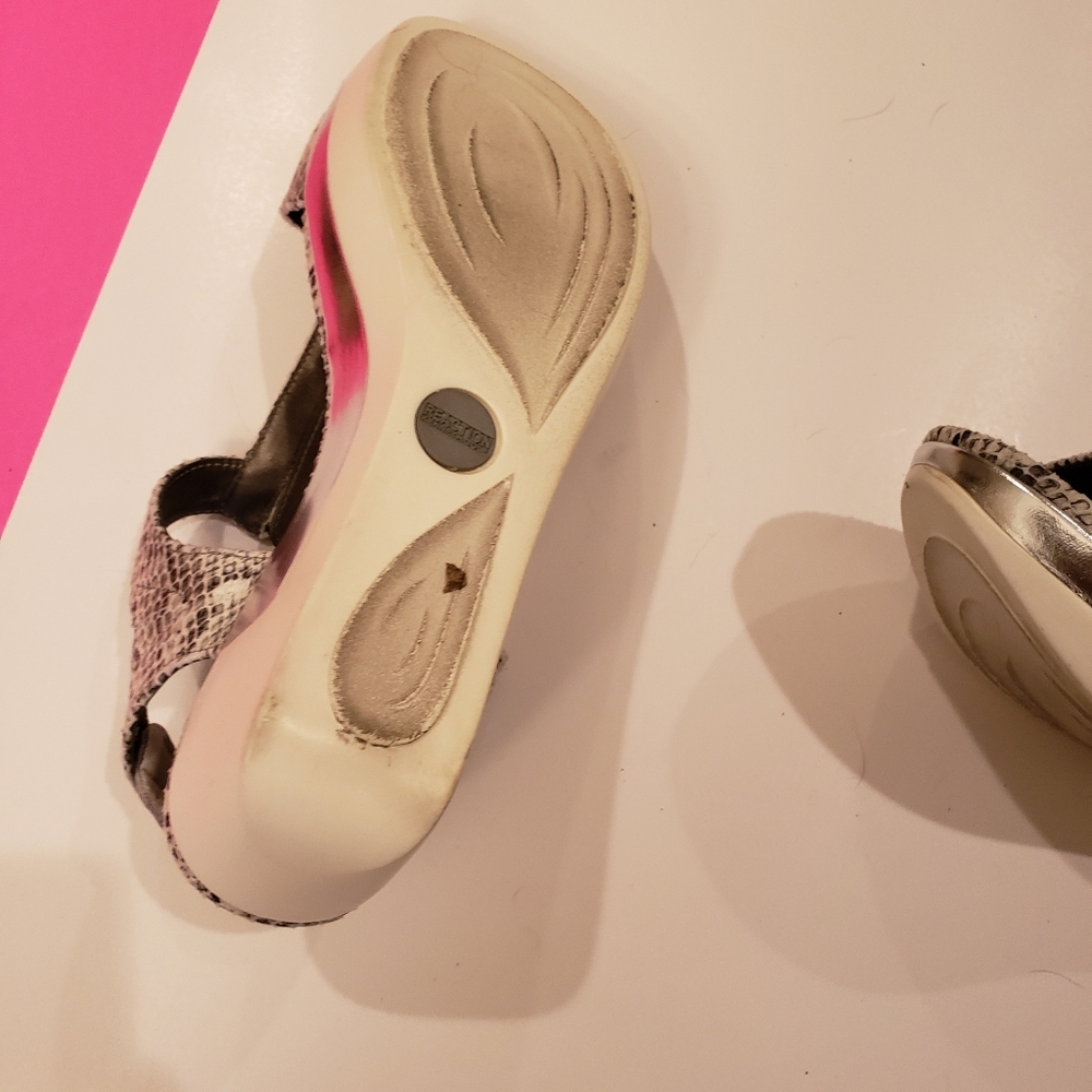 Reaction kenneth cole female shoes.  Black and white , size 10.